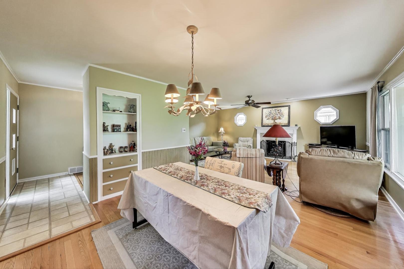 859 S Mount Prospect Road, Des Plaines, IL 60016