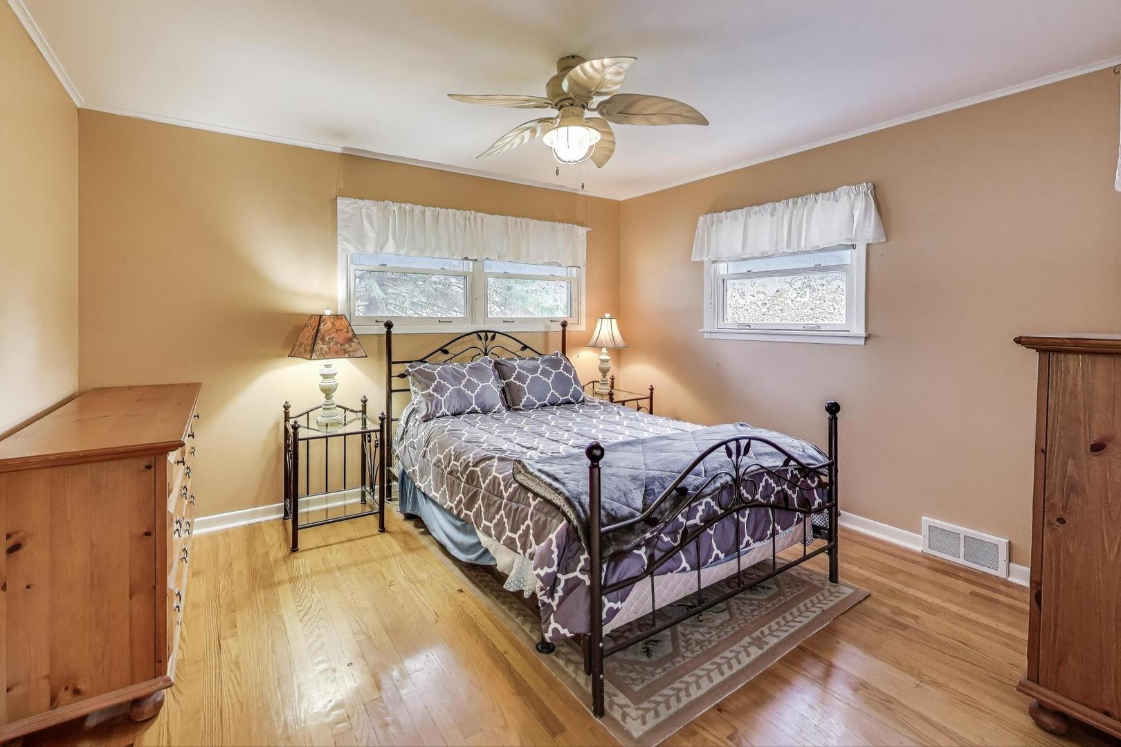 859 S Mount Prospect Road, Des Plaines, IL 60016