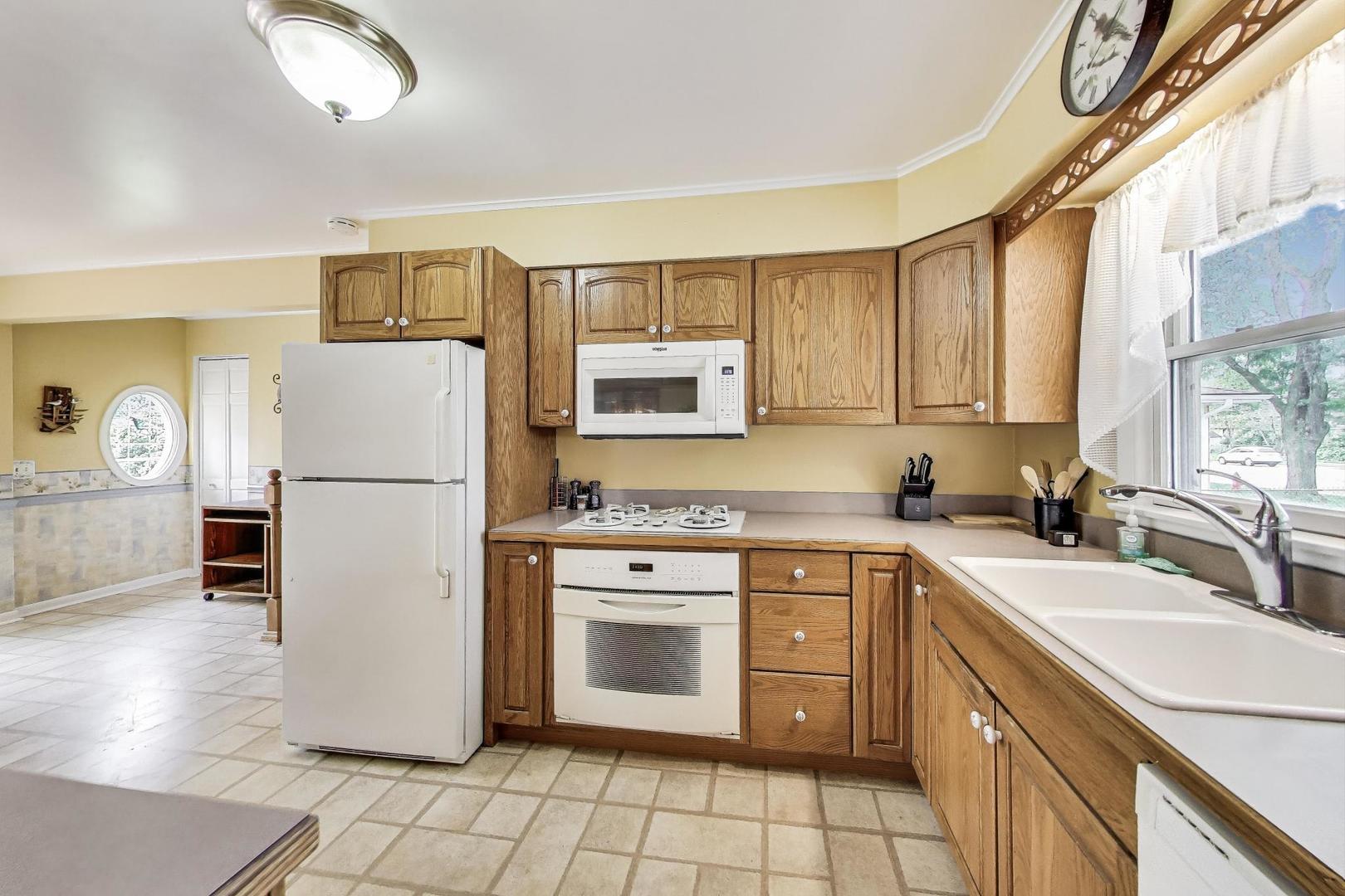 859 S Mount Prospect Road, Des Plaines, IL 60016