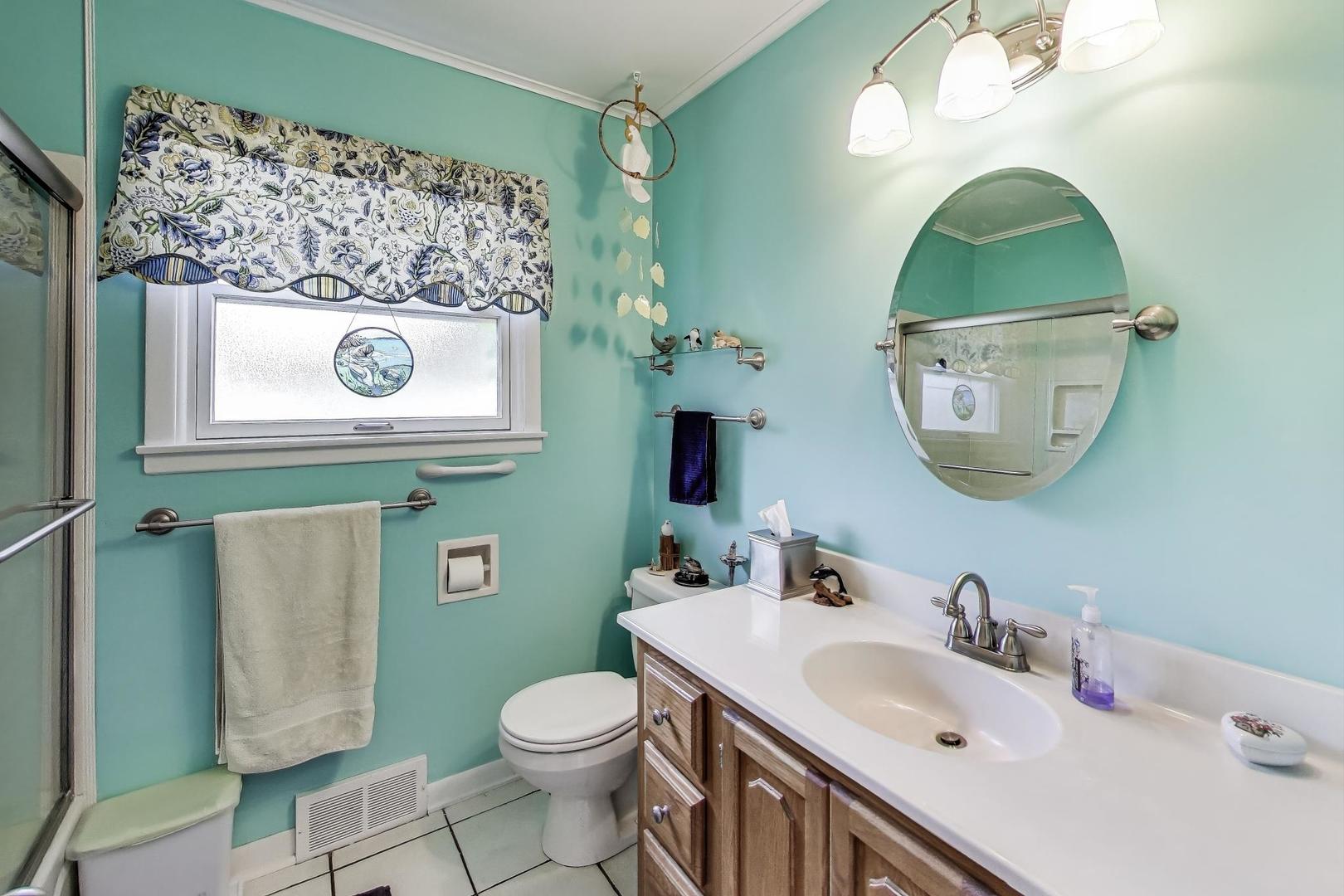 859 S Mount Prospect Road, Des Plaines, IL 60016