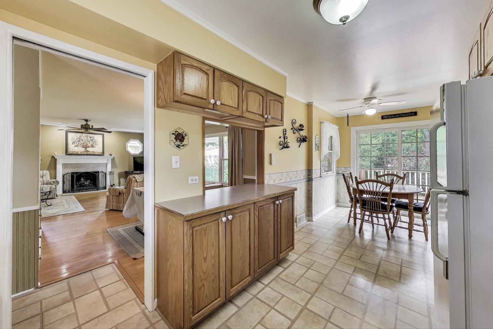 859 S Mount Prospect Road, Des Plaines, IL 60016