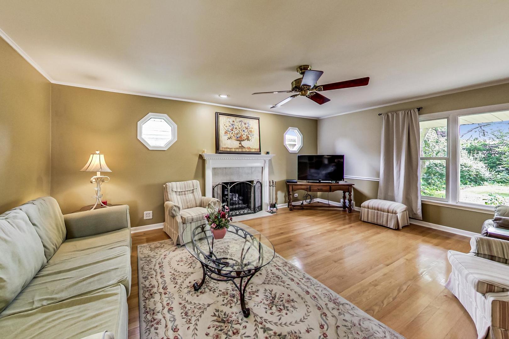 859 S Mount Prospect Road, Des Plaines, IL 60016