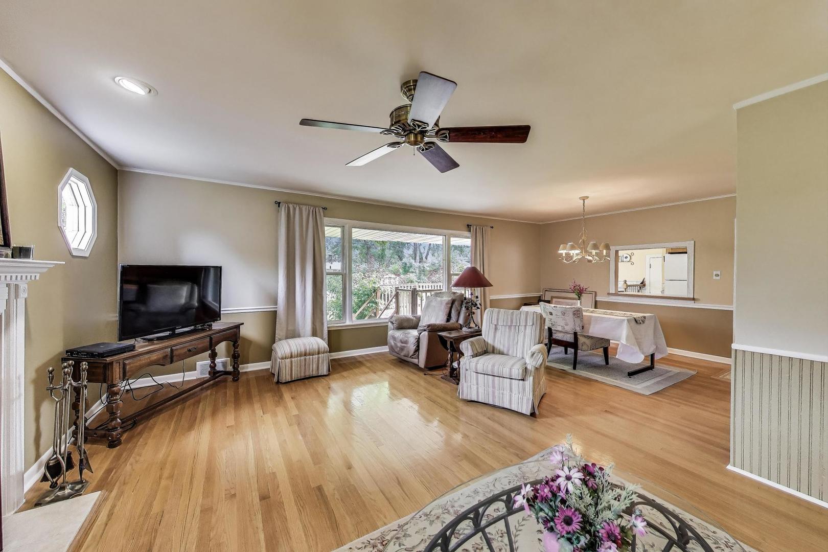 859 S Mount Prospect Road, Des Plaines, IL 60016