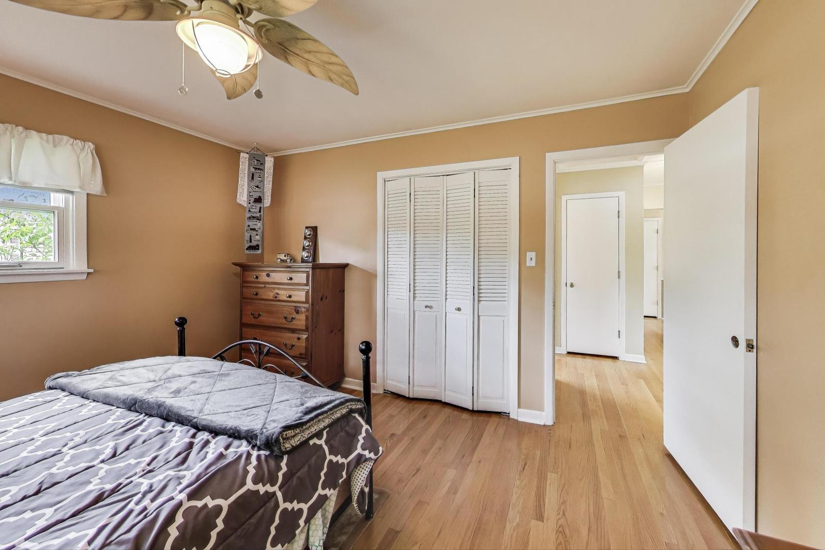 859 S Mount Prospect Road, Des Plaines, IL 60016