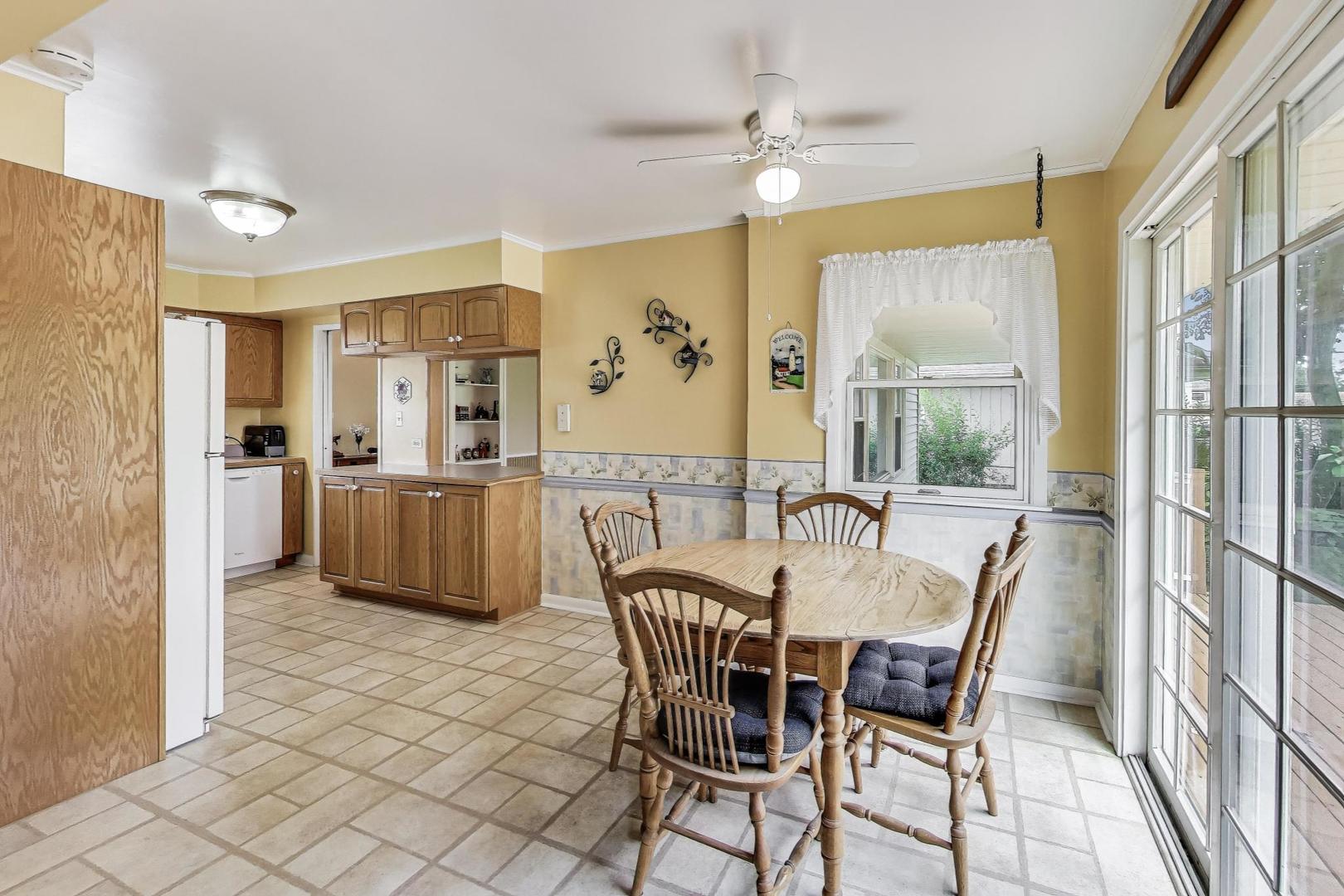 859 S Mount Prospect Road, Des Plaines, IL 60016