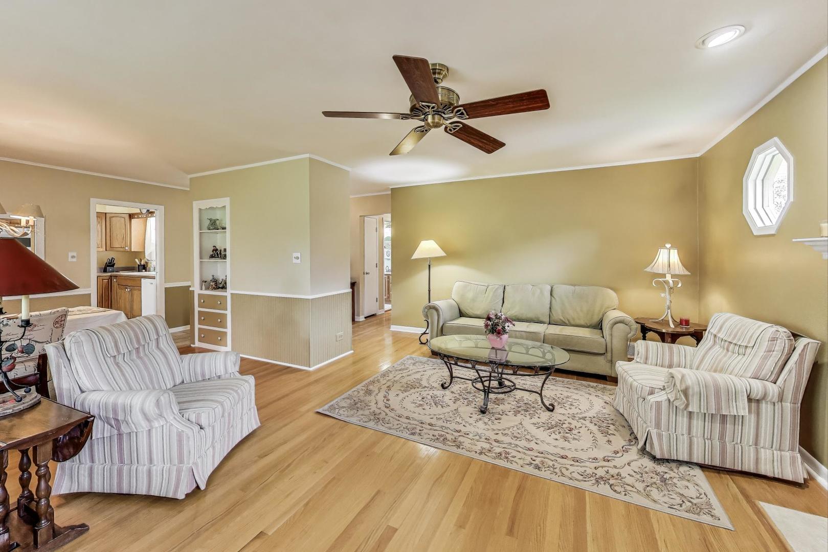 859 S Mount Prospect Road, Des Plaines, IL 60016