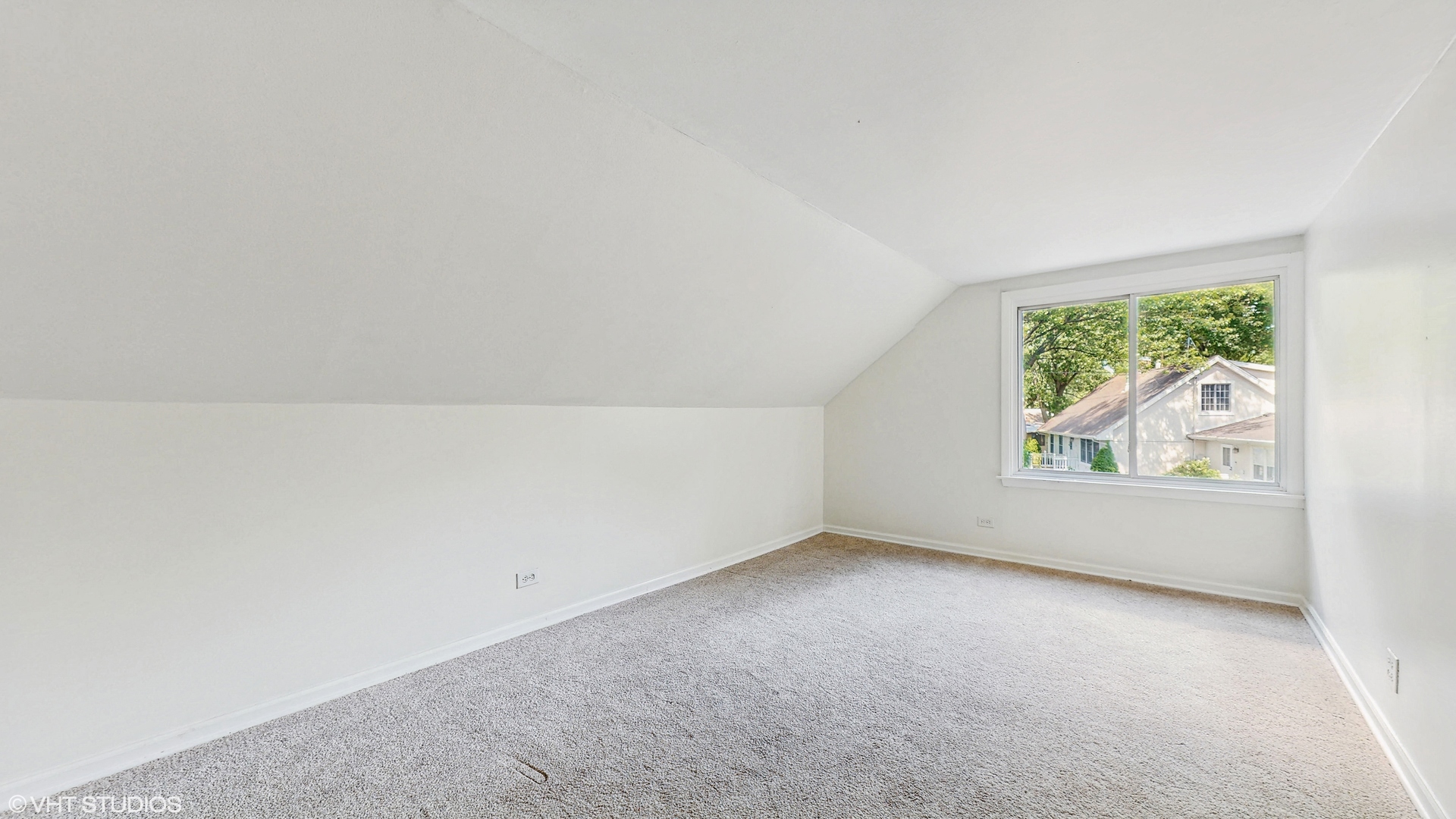 16051 W Des Plaines Drive, Libertyville, IL 60048