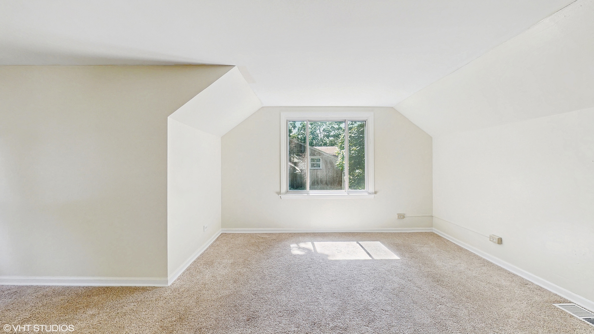 16051 W Des Plaines Drive, Libertyville, IL 60048