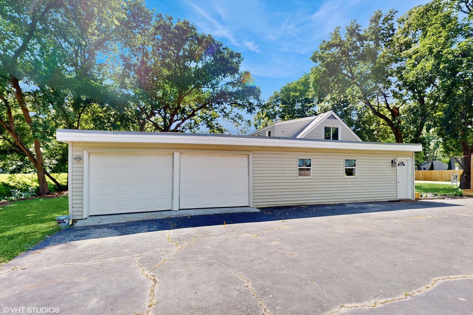 16051 W Des Plaines Drive, Libertyville, IL 60048