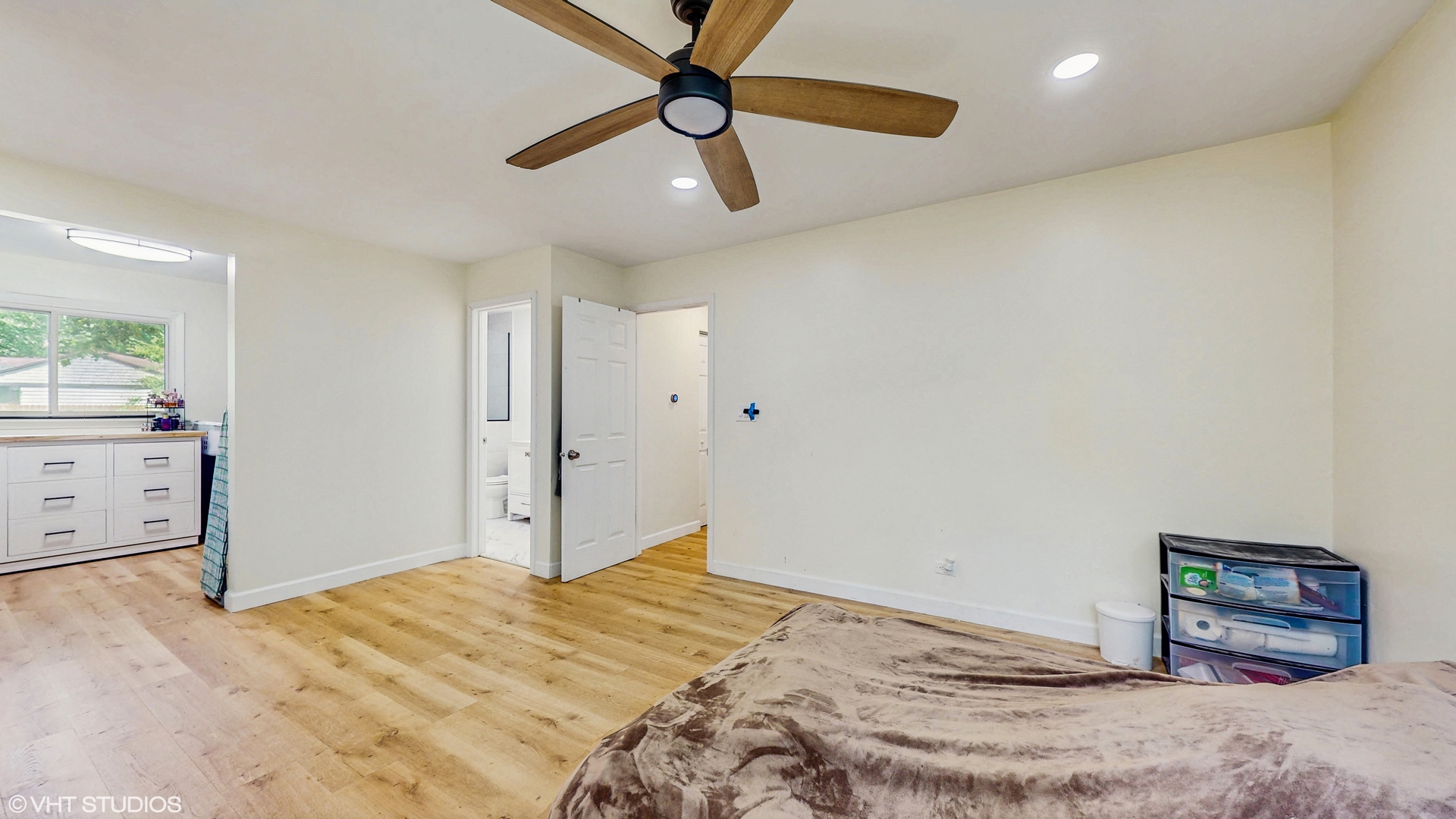 16051 W Des Plaines Drive, Libertyville, IL 60048