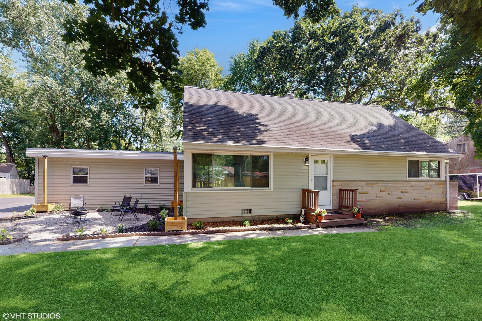 16051 W Des Plaines Drive, Libertyville, IL 60048