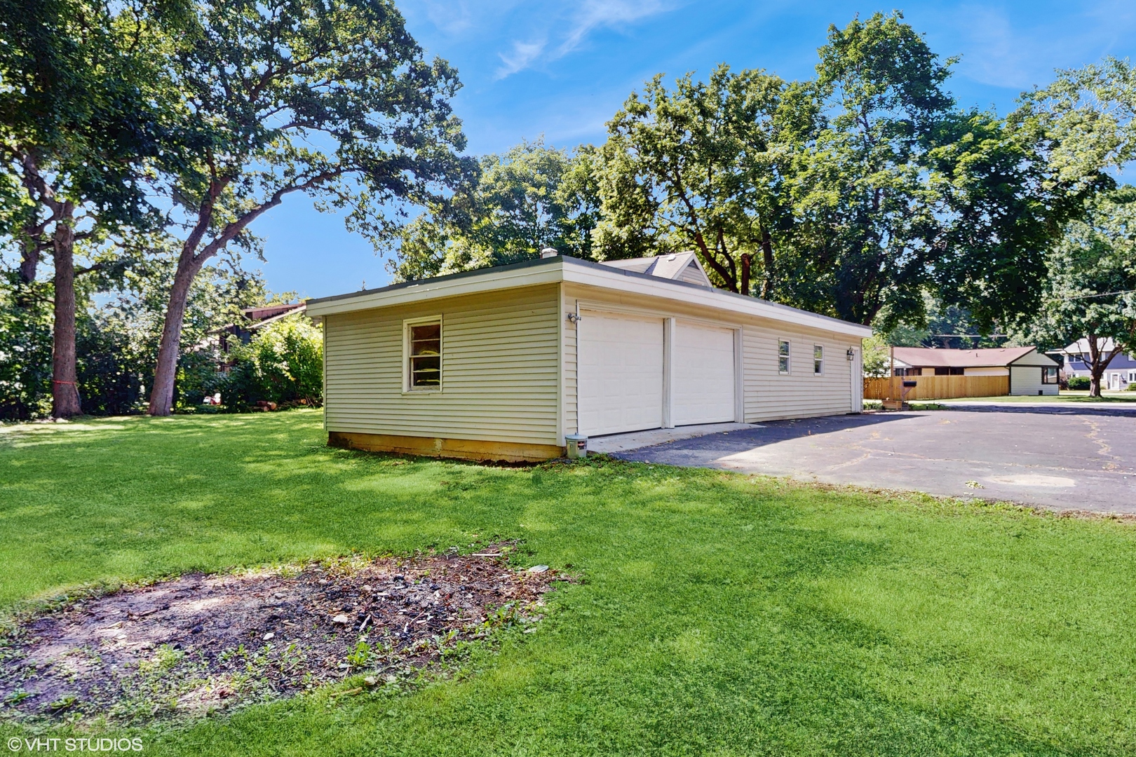16051 W Des Plaines Drive, Libertyville, IL 60048