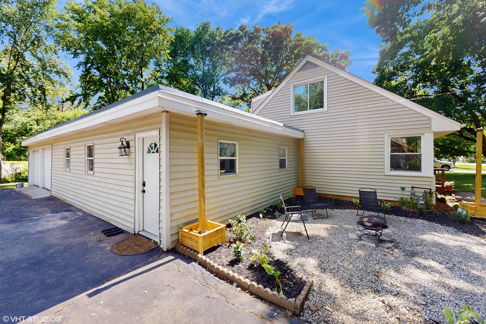 16051 W Des Plaines Drive, Libertyville, IL 60048
