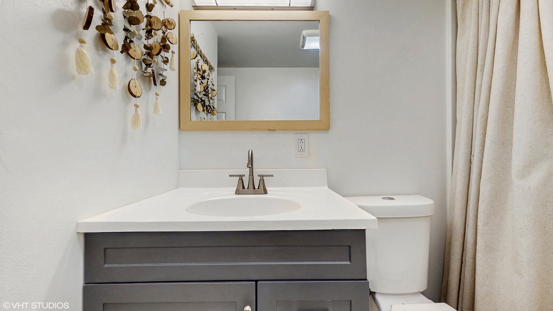 16051 W Des Plaines Drive, Libertyville, IL 60048