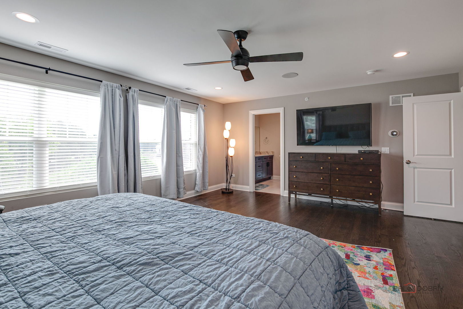 1945 N Lake Charles Drive, Vernon Hills, IL 60061