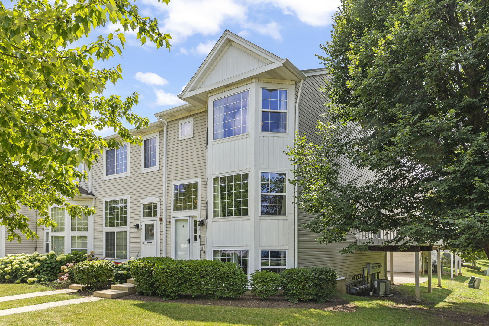 1208 Fox Hill Lane, North Aurora, IL 60542