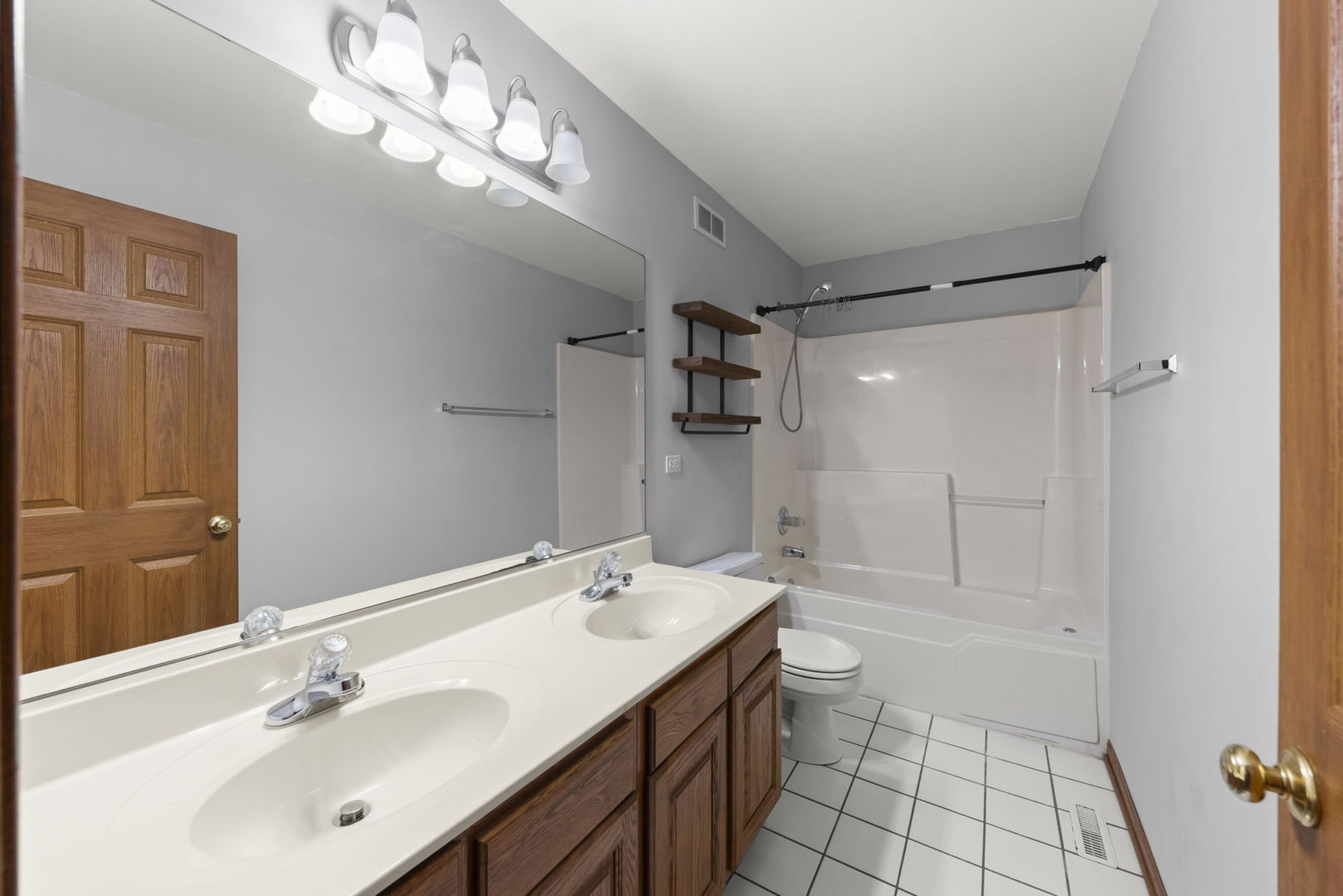 1208 Fox Hill Lane, North Aurora, IL 60542