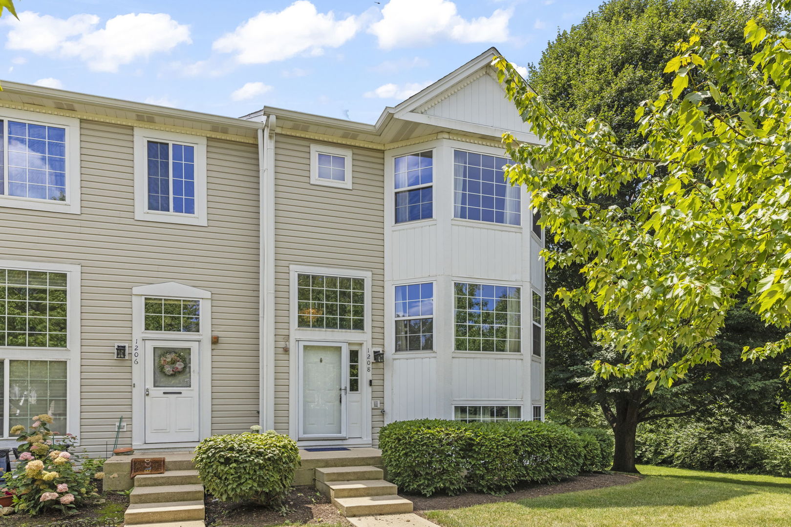 1208 Fox Hill Lane, North Aurora, IL 60542
