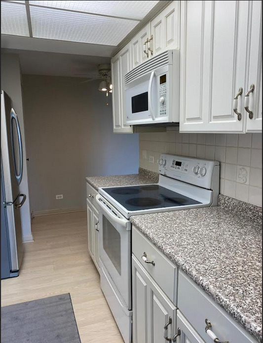 6340 AMERICANA Drive #1009, Willowbrook, IL 60527