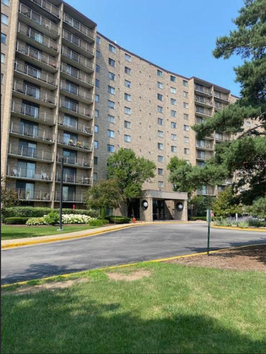 6340 AMERICANA Drive #1009, Willowbrook, IL 60527
