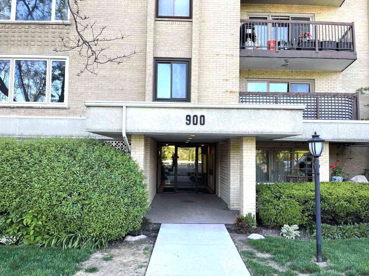 900 S River Road #3A, Des Plaines, IL 60016