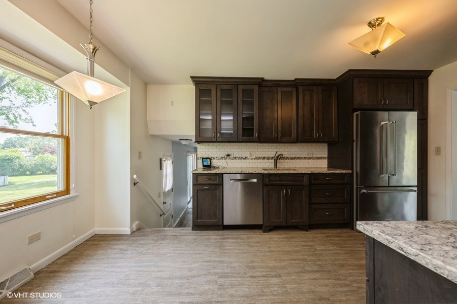 2102 E Robinhood Lane, Arlington Heights, IL 60004
