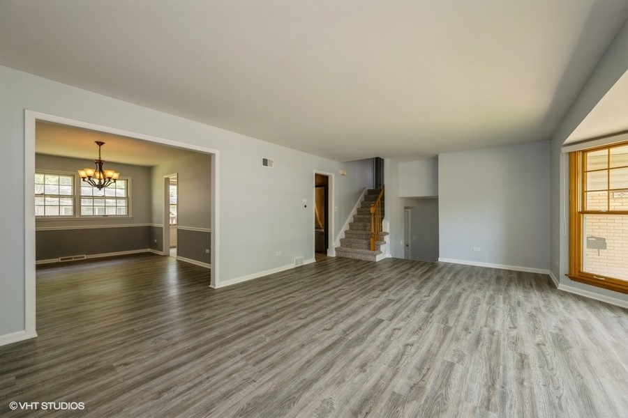 2102 E Robinhood Lane, Arlington Heights, IL 60004