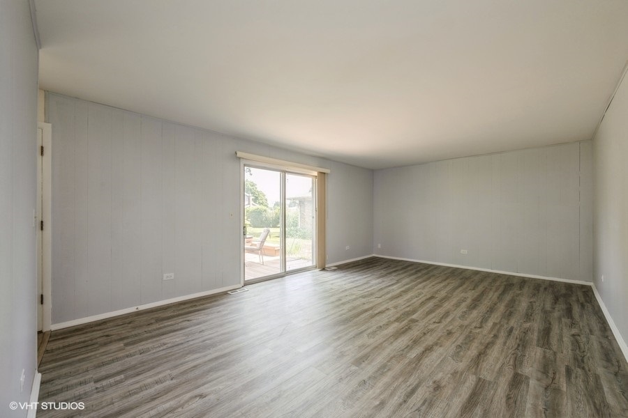 2102 E Robinhood Lane, Arlington Heights, IL 60004
