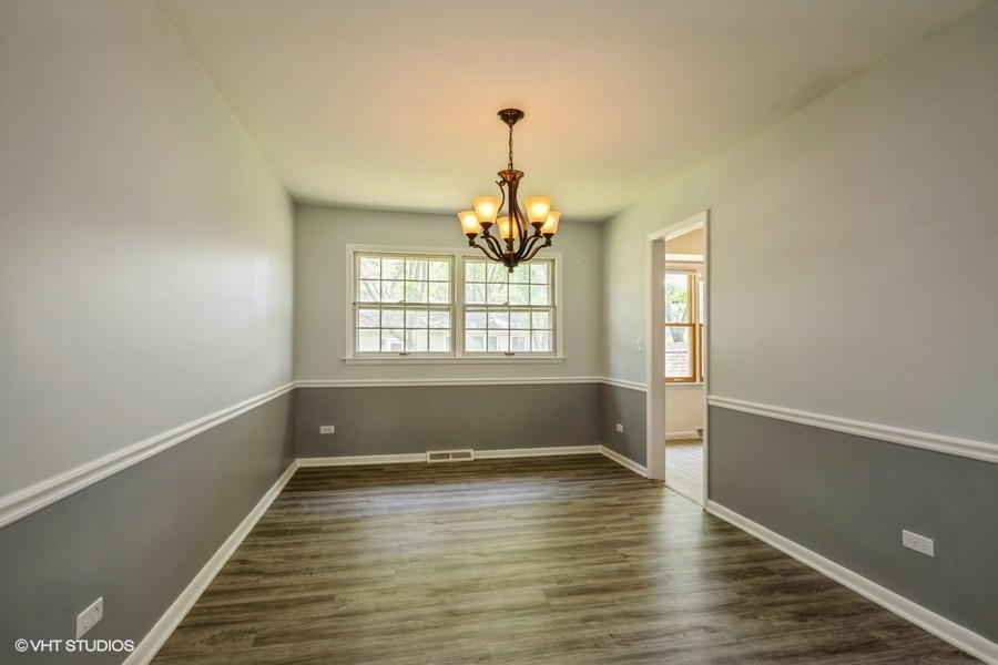 2102 E Robinhood Lane, Arlington Heights, IL 60004