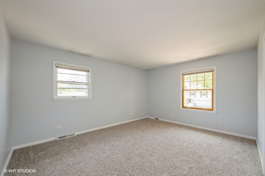 2102 E Robinhood Lane, Arlington Heights, IL 60004
