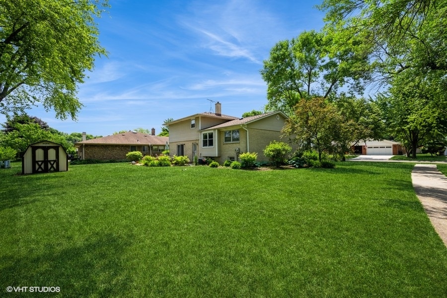 2102 E Robinhood Lane, Arlington Heights, IL 60004