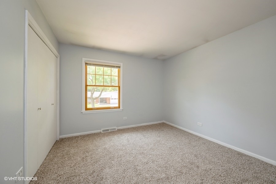 2102 E Robinhood Lane, Arlington Heights, IL 60004