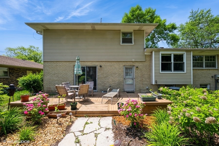 2102 E Robinhood Lane, Arlington Heights, IL 60004