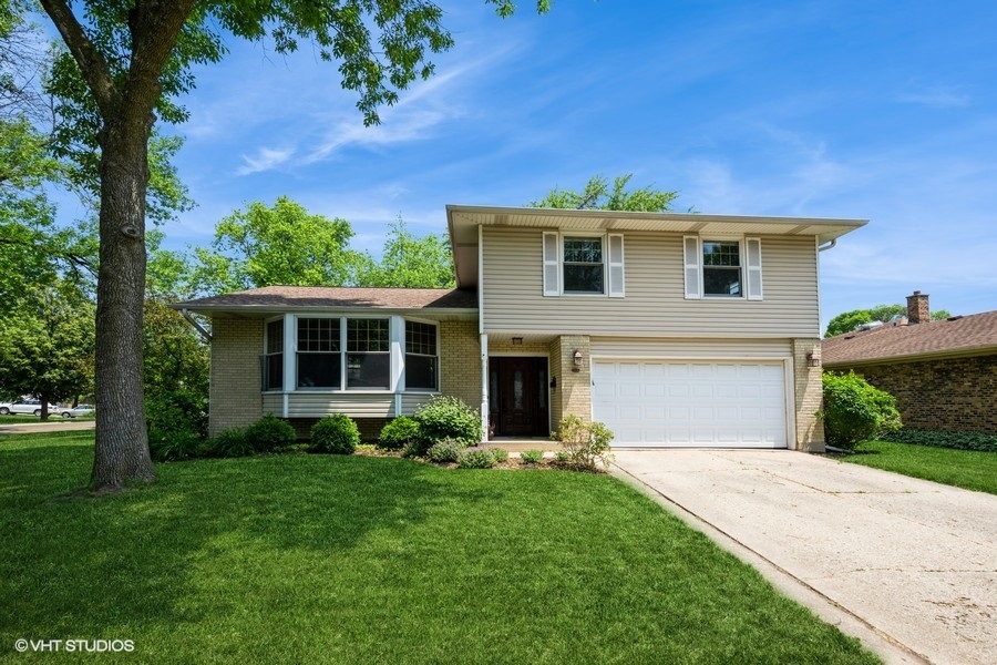 2102 E Robinhood Lane, Arlington Heights, IL 60004