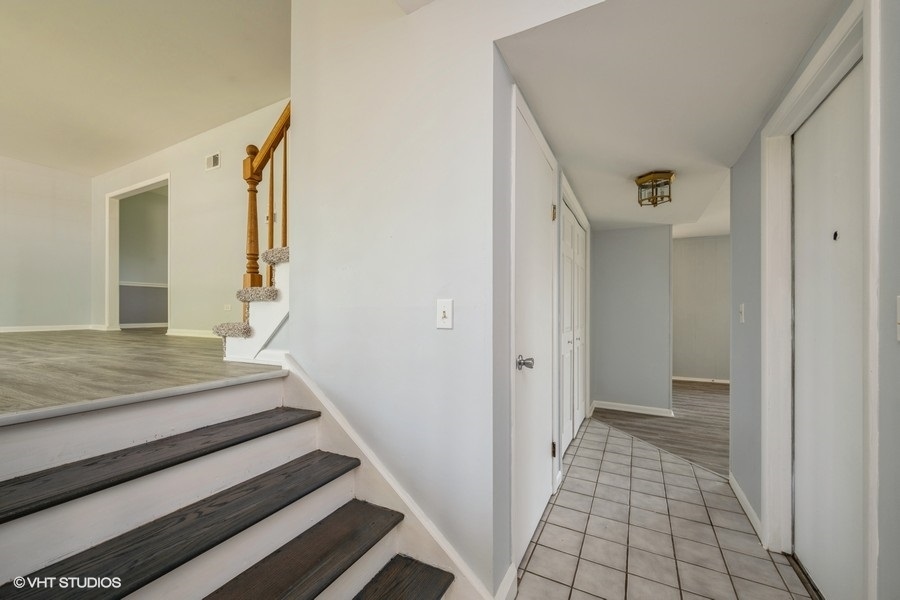 2102 E Robinhood Lane, Arlington Heights, IL 60004