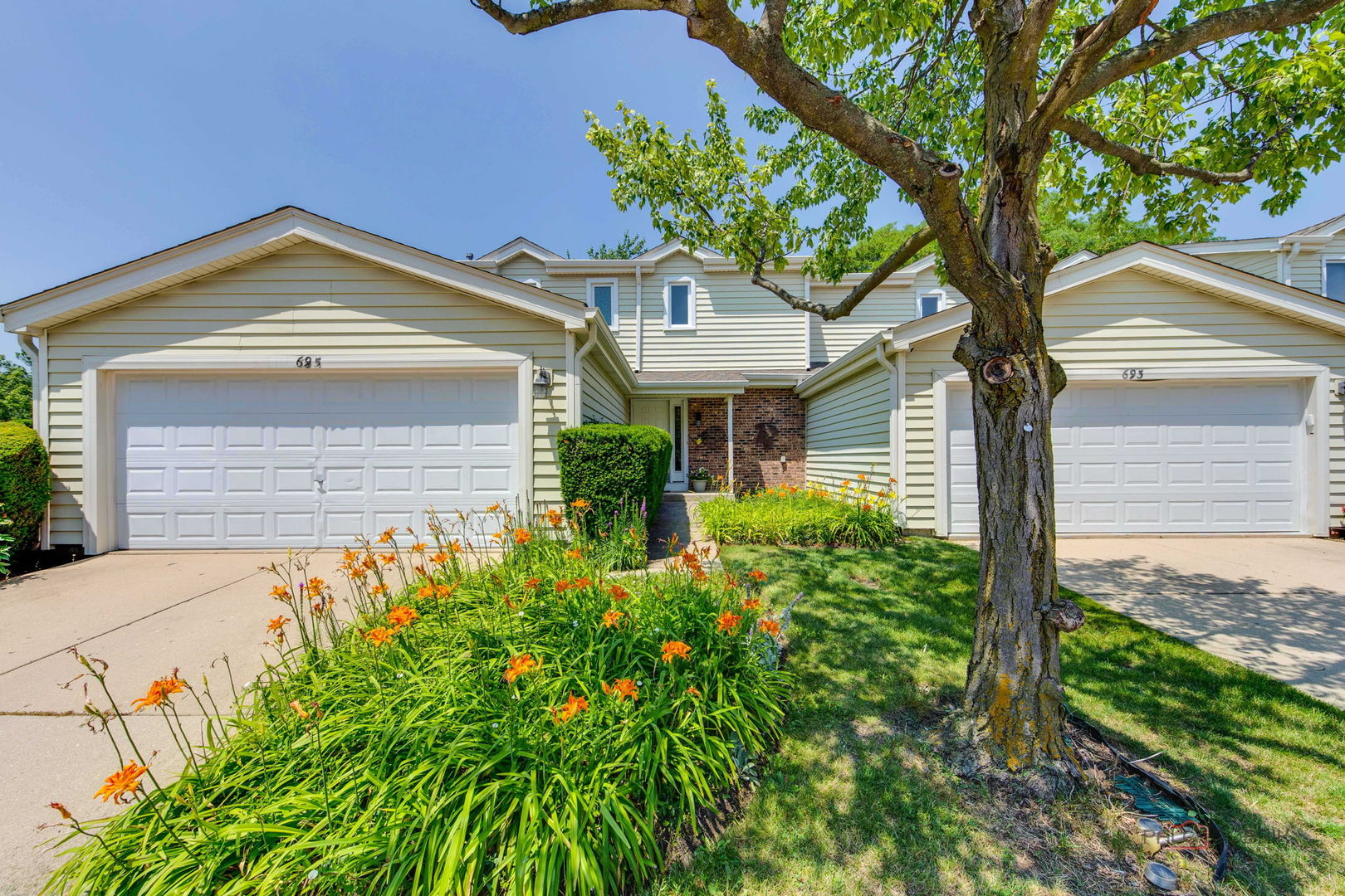 695 London Square, Hoffman Estates, IL 60169