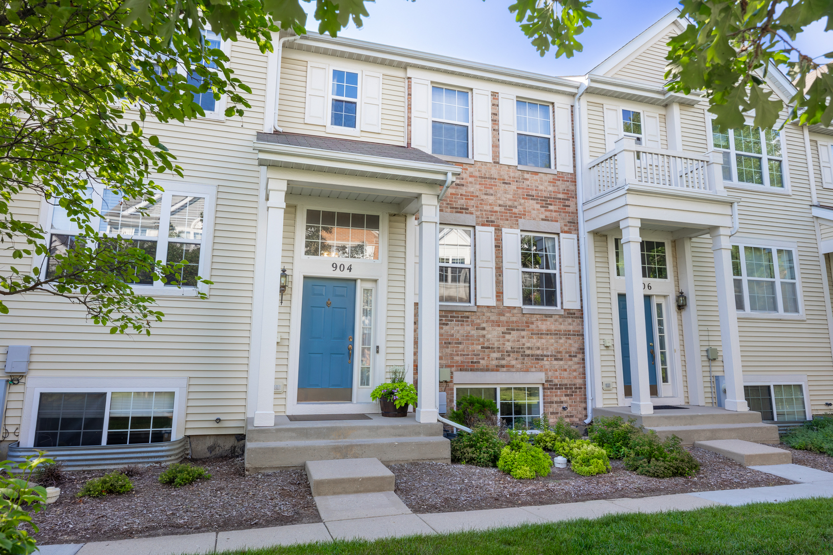 904 Clover Lane, Pingree Grove, IL 60140