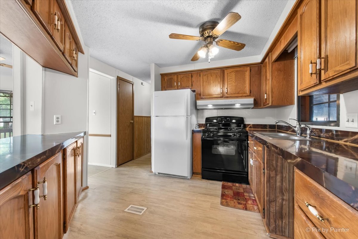 900 Rodney Lane, Elgin, IL 60120