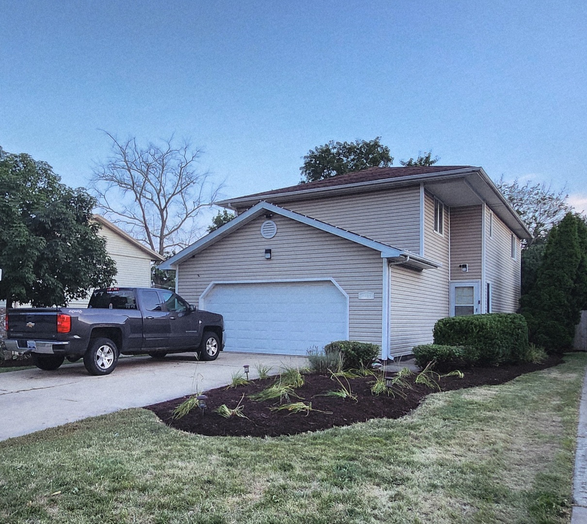 2209 Greengold Street, Crest Hill, IL 60403