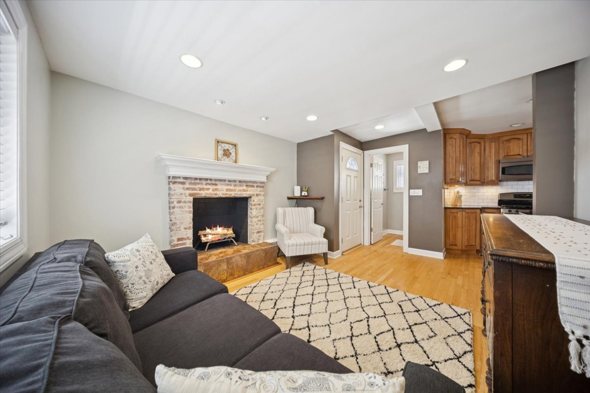 3826 N Page Avenue, Chicago, IL 60634