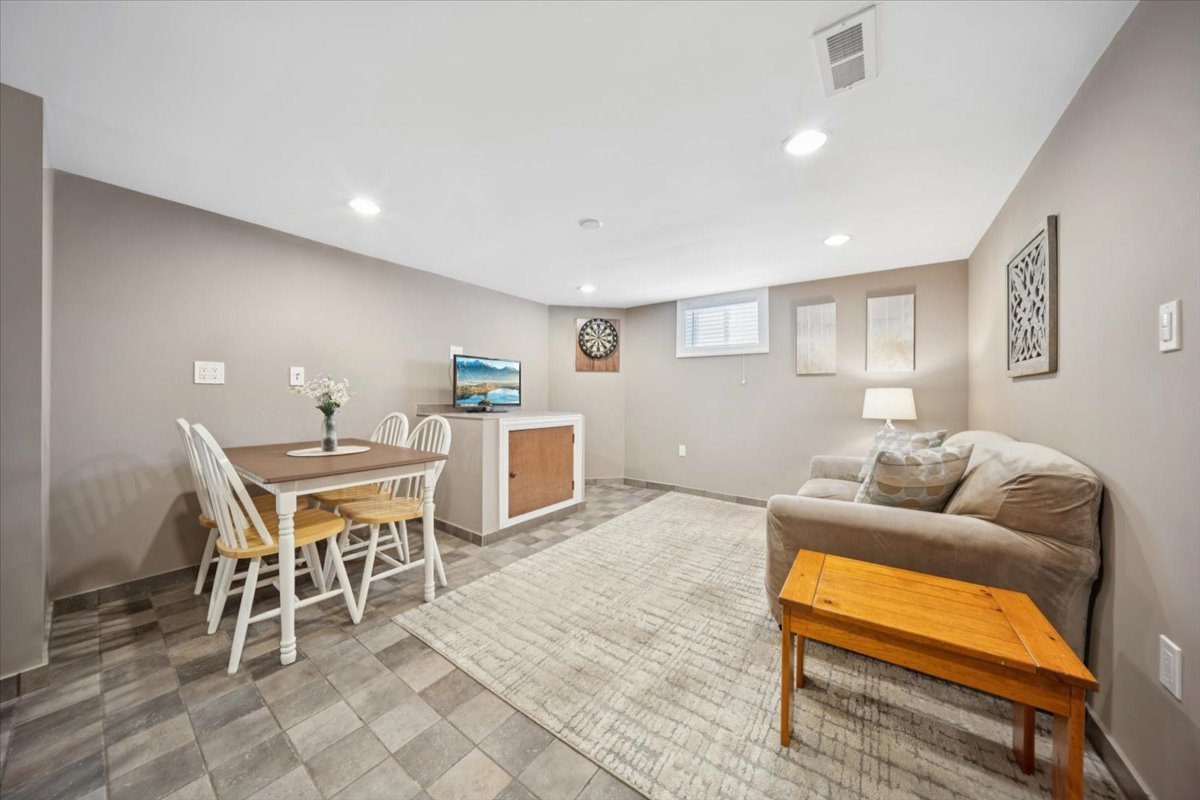 3826 N Page Avenue, Chicago, IL 60634