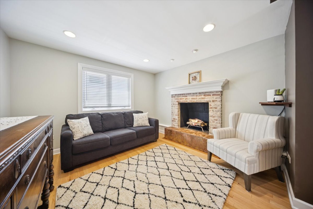 3826 N Page Avenue, Chicago, IL 60634