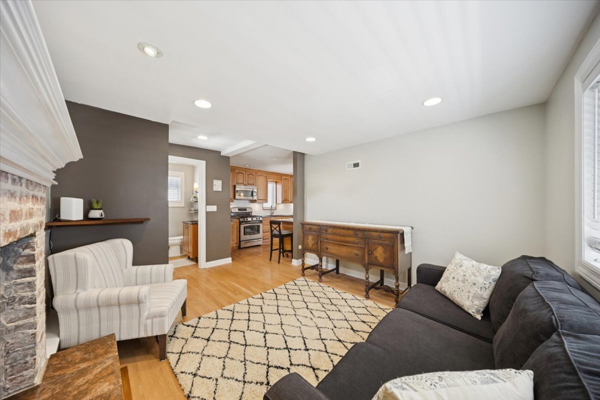 3826 N Page Avenue, Chicago, IL 60634