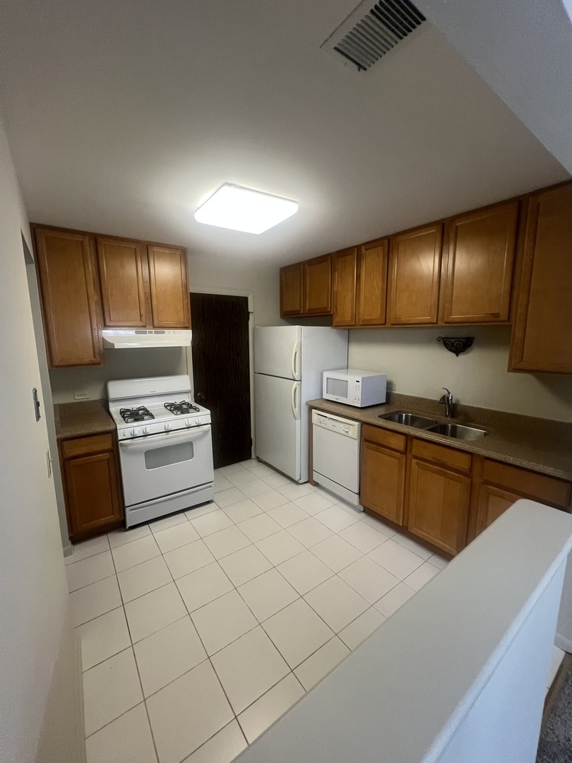 584 Williamsburg Court #C2, Wheeling, IL 60090