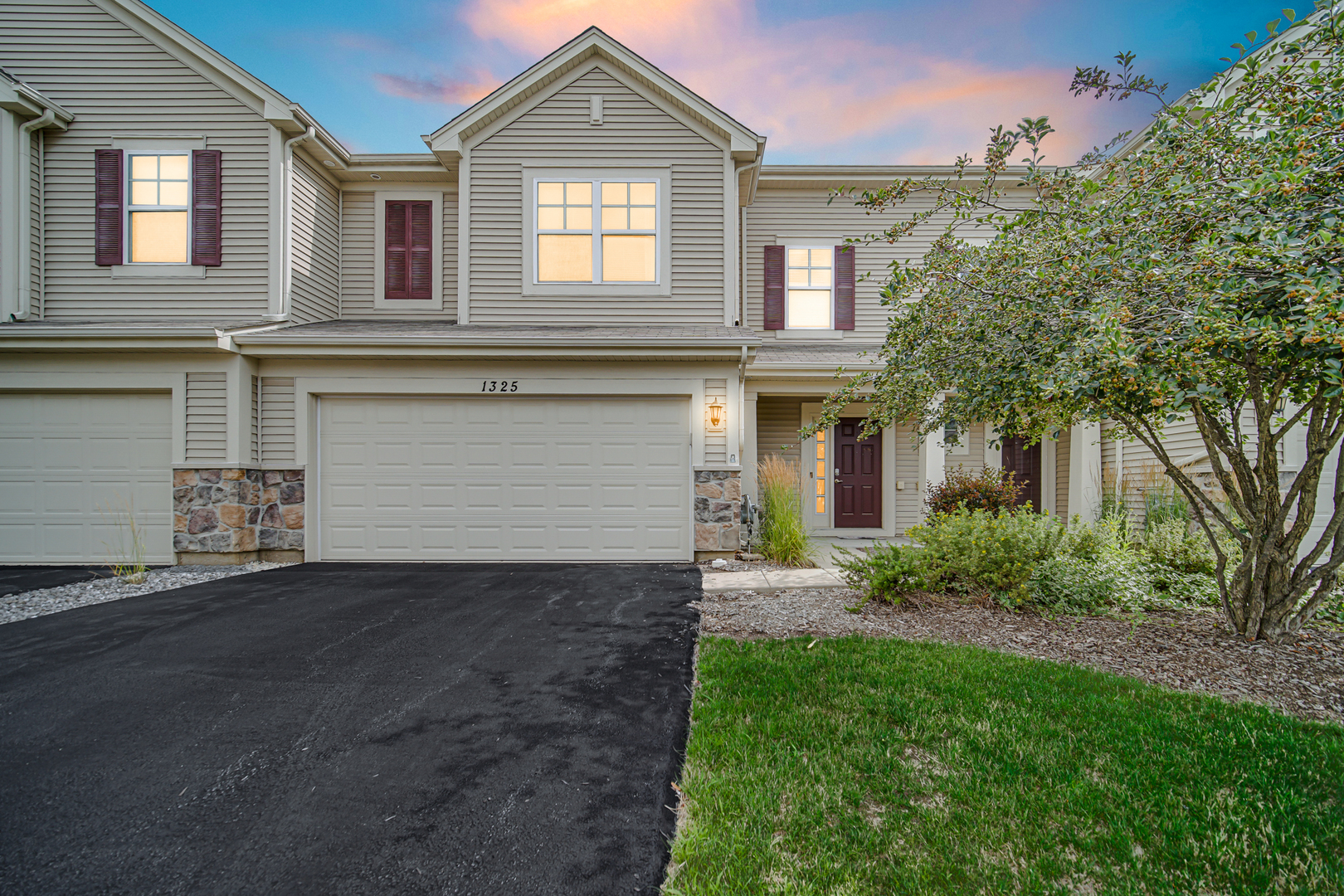 1325 Newport Circle, Pingree Grove, IL 60140