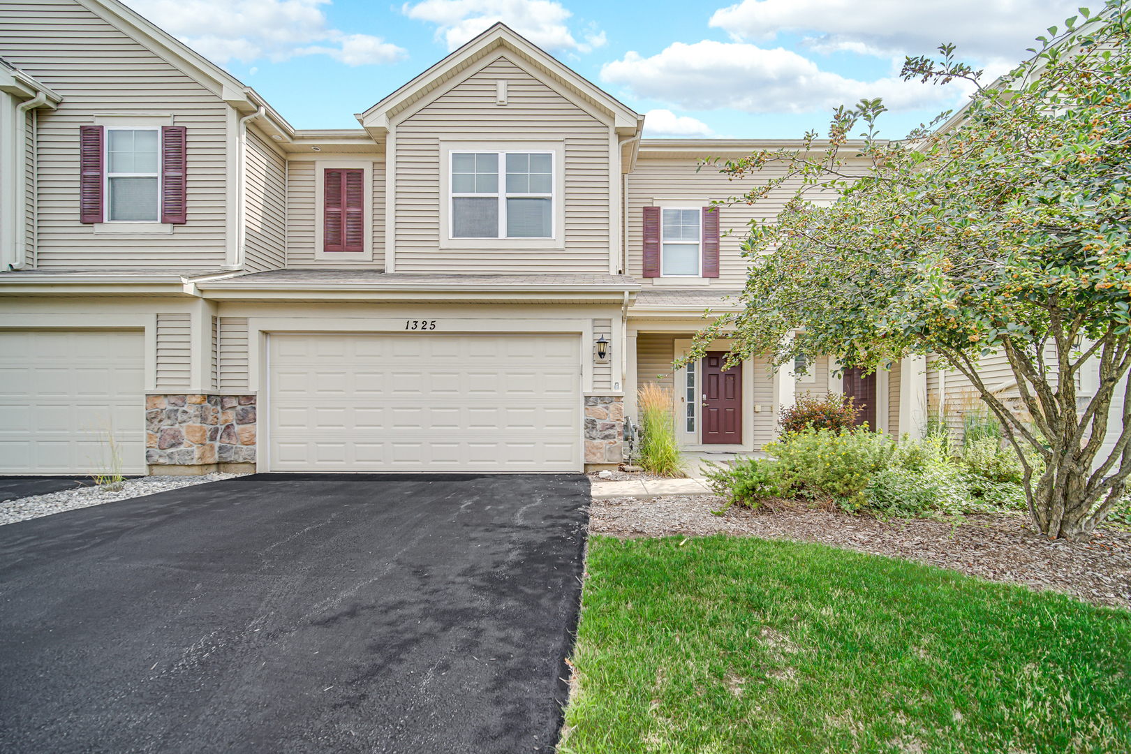 1325 Newport Circle, Pingree Grove, IL 60140