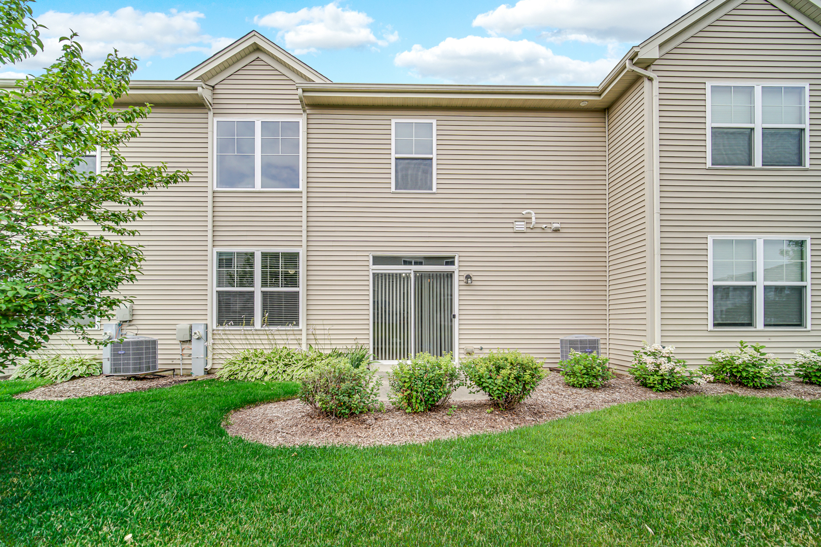 1325 Newport Circle, Pingree Grove, IL 60140