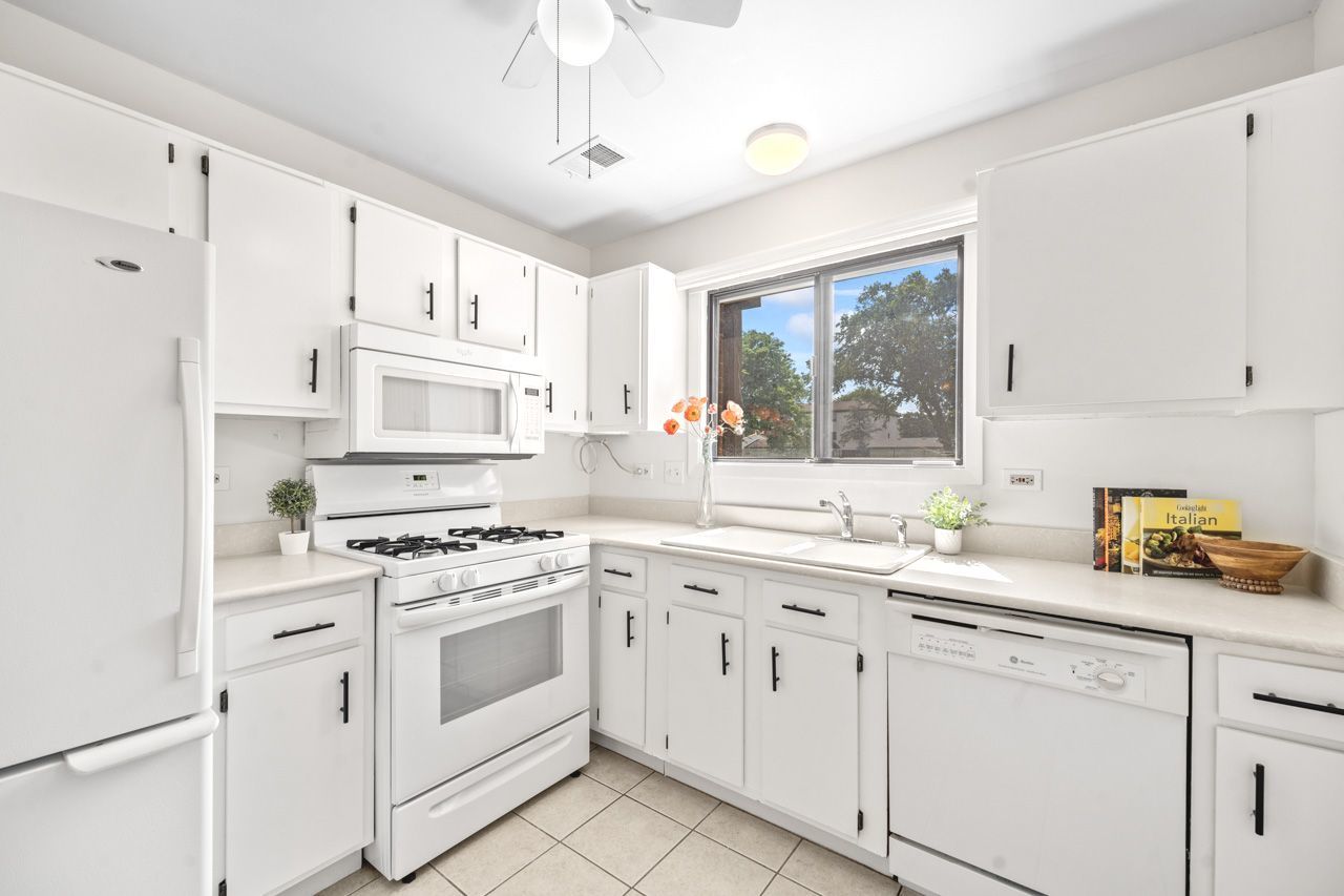 804 E Kings Row #3, Palatine, IL 60074