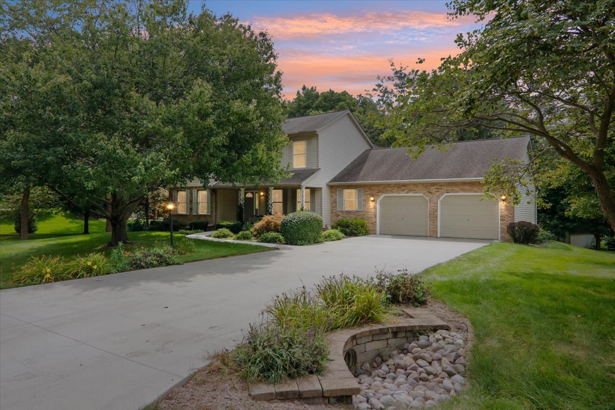 16041 Huntington Drive, Bloomington, IL 61705