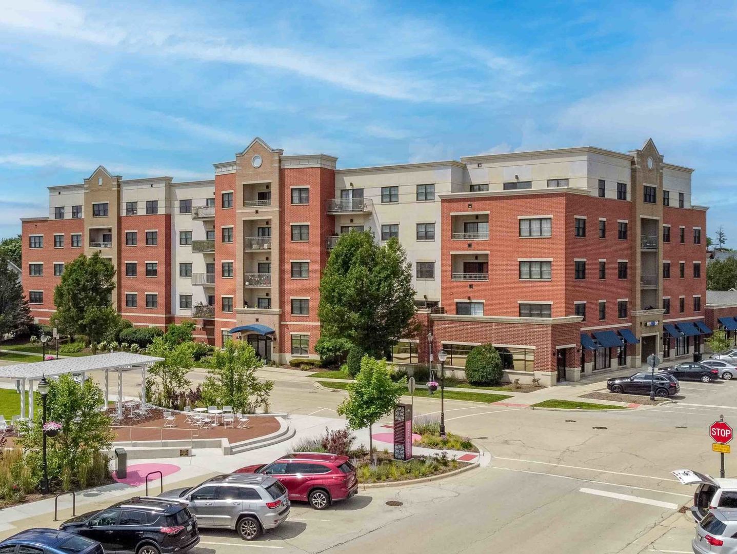 14 S Prospect Street #211, Roselle, IL 60172